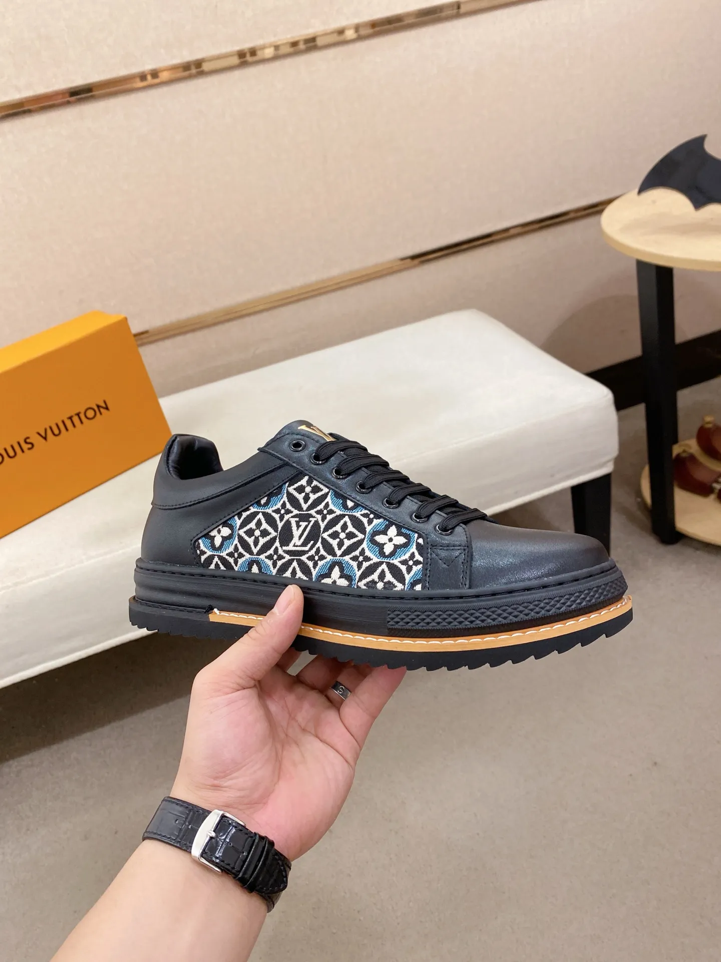 Men's clothing and shoes 400💰Louis Vuitton (Louis Vuitton/LV) top 🔍🔍 new models are on sale at the same time, the upper 🇮🇹 imported first-layer cowhide from Italy, fully imported sheepskin lining 💪💪, completely 1⃣️ to 1 ⃣️Re-engraved🇮🇹💪💪, ⚠Sole: The original sole is specially provided by the original factory, the exclusive movable molded sole is super comfortable, ⚠The original factory follows the order, 🔍🔍high quality, you can enter and exit the counter at will, welcome to compare⚠. Code number:38-44